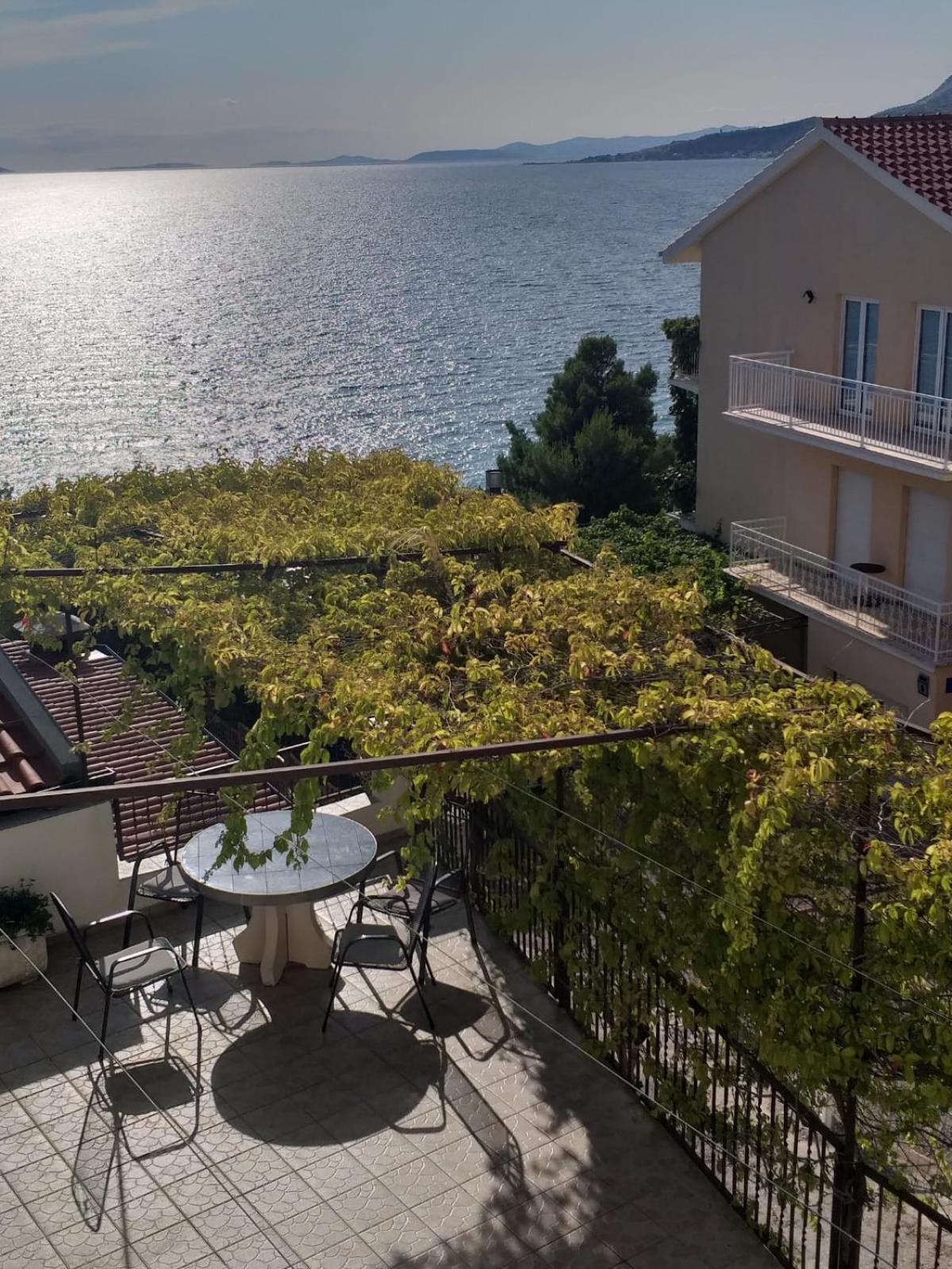 Beach Apartments Nemira Omis Luaran gambar