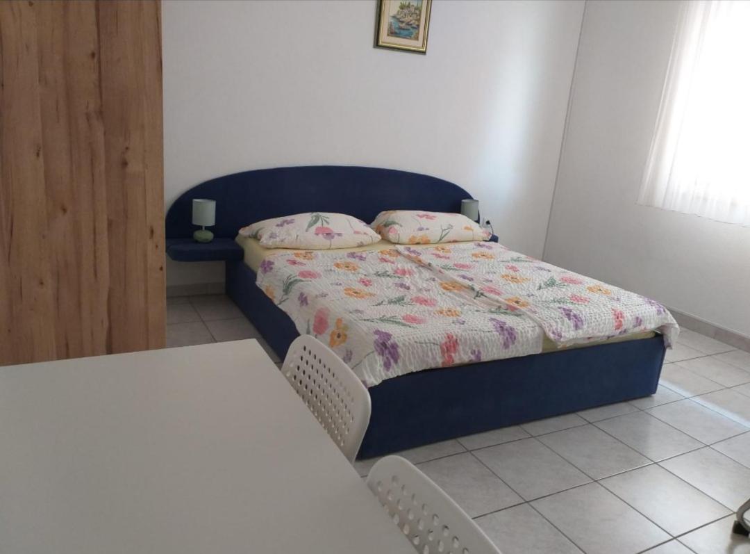 Beach Apartments Nemira Omis Luaran gambar